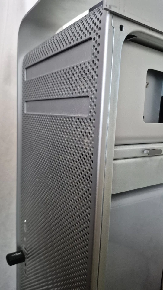 Apple Mac Pro 3.1 - 2x Quad-Core Intel Xeon 2.8GHz  no HD  - no SSD - Image 4 of 4