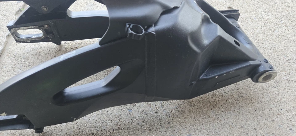 06-07 SUZUKI GSXR 600 750 OEM REAR SWINGARM BACK SUSPENSION SWING ARM 2006 2007 - Image 3 of 4