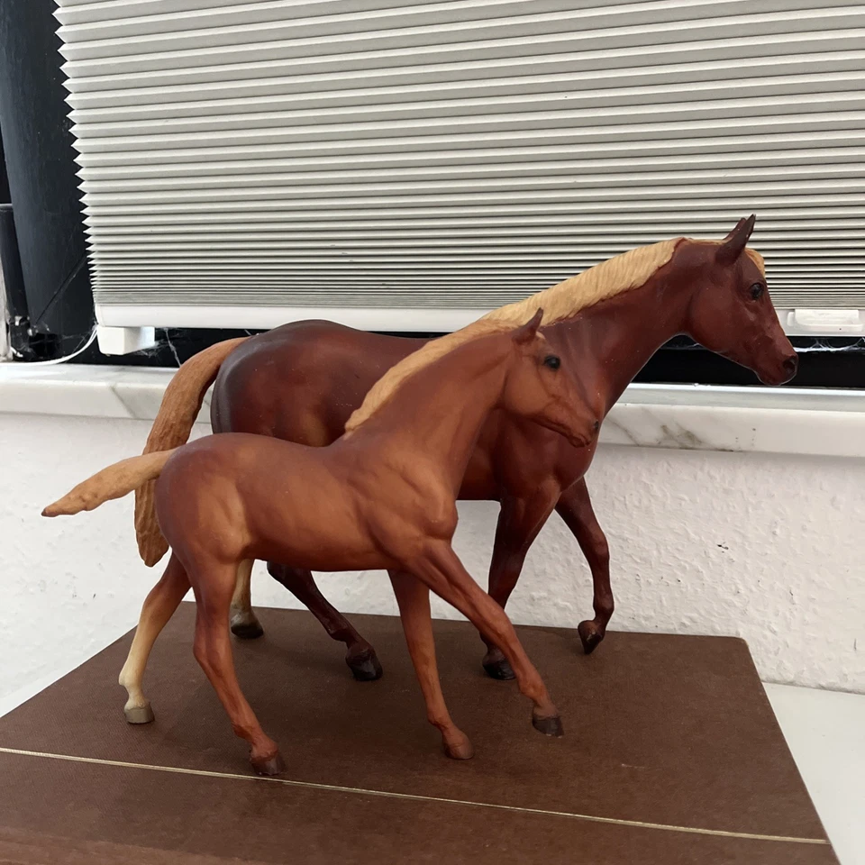 Breyer Modelpferd Traditional  Westernpferd Fuchs mit Fohlen alt  - Bild 1 von 4