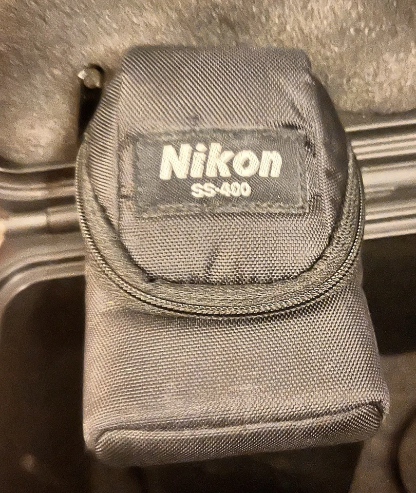 Flash Nikon Speedlight SB-400 Show Mount con estuche SS-400 negro funcionando Foto 2 de 3