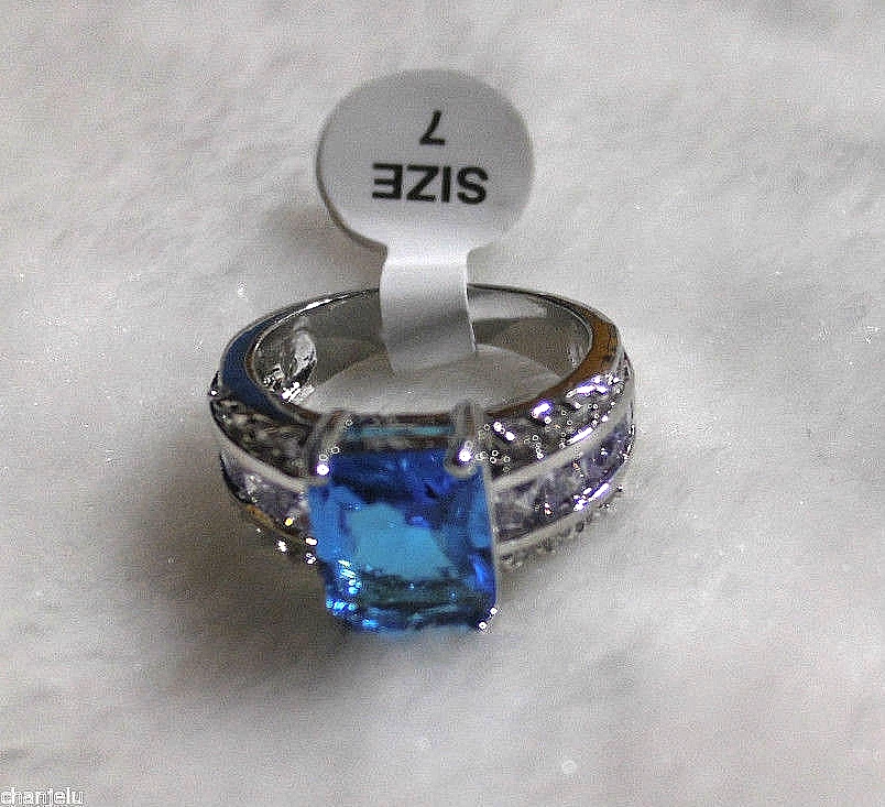 RING - Hellblau mit lila-weißen Kristall Steinen besetzt Größe 7 + Gelb-Rot-Blau