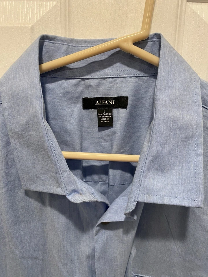 Camisa grande azul con botones manga corta calce clásico azul Alfani para hombre Foto 2 de 4