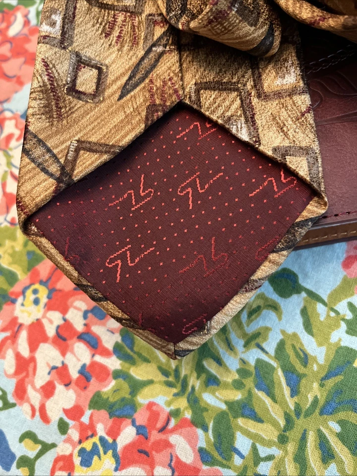 Gloria Vanderbilt Vintage Mens 100% Silk Gold Abstract Tie Made In The USA! - Image 4 of 4