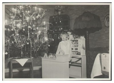 V9697/Christmas Private Photo Child with Toy Shop Approx 40/50