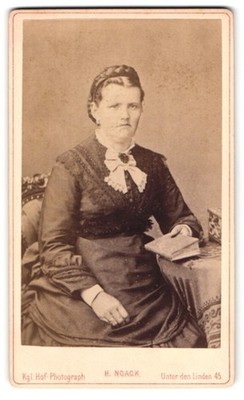 Fotografie H. Noack, Berlin, Unter den Linden 45, Portrait Dame im dunklen Klei 