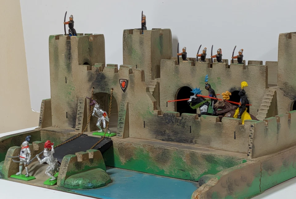 Castillo de Caballeros de Madera de Hamley's de Londres, con Caballeros, pie y montado Foto 3 de 4