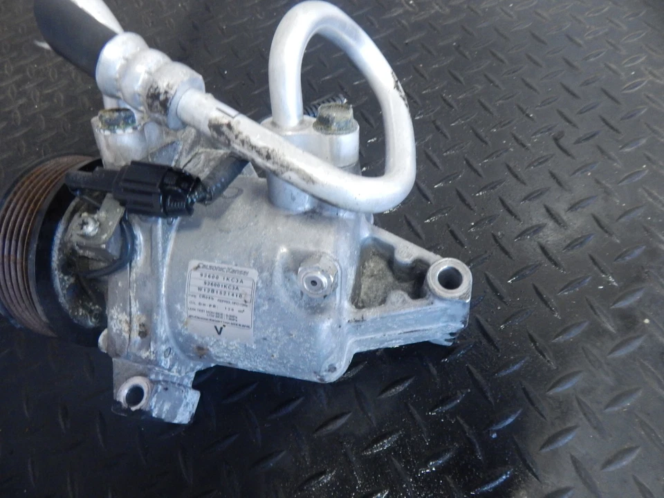 COMPRESOR DE AIRE ACONDICIONADO NISSAN JUKE 2012 ORIGINAL 926001KC3A Foto 4 de 4