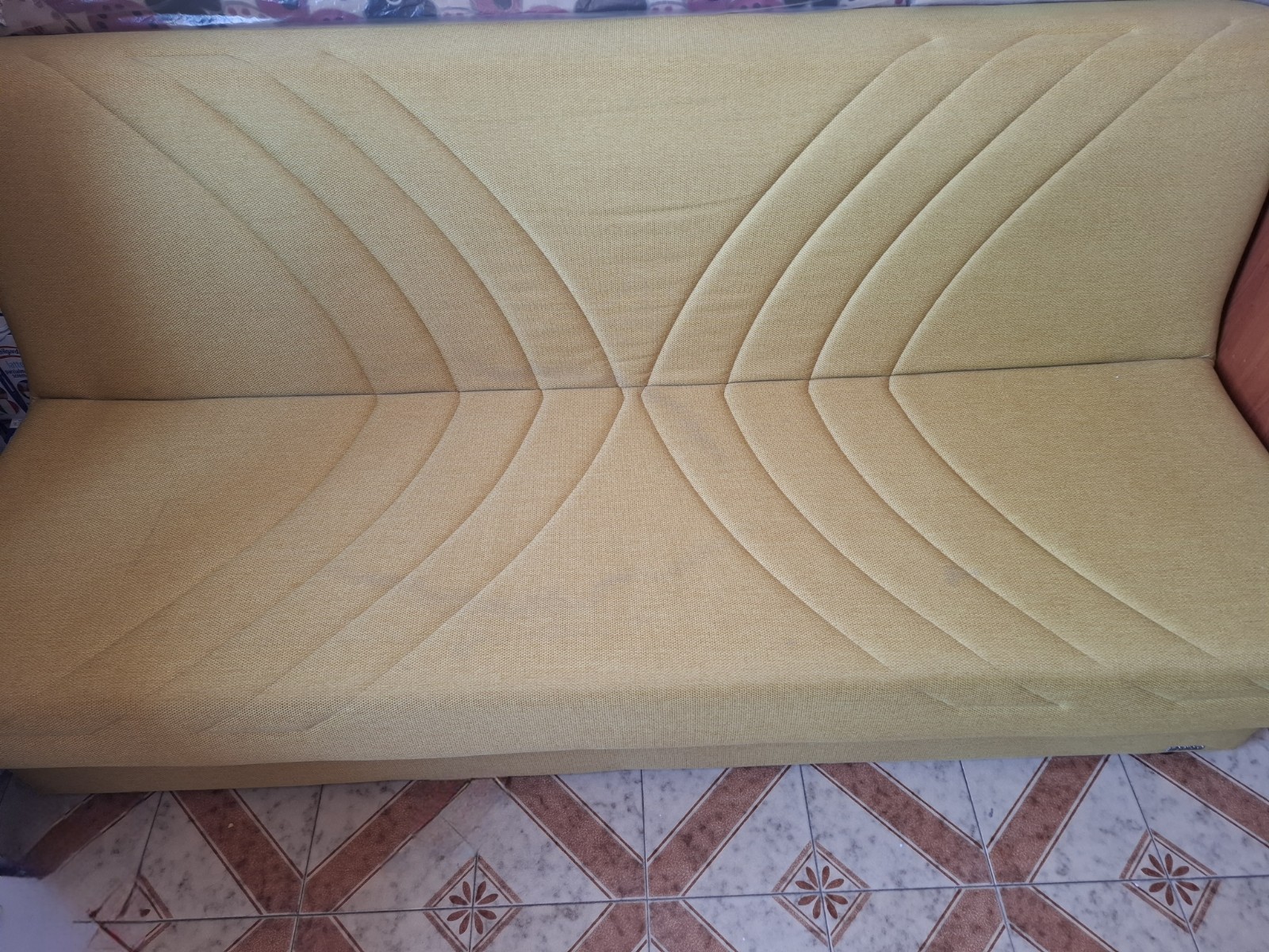 Divano letto pieghevole in tessuto Lam Mustard con contenitore.