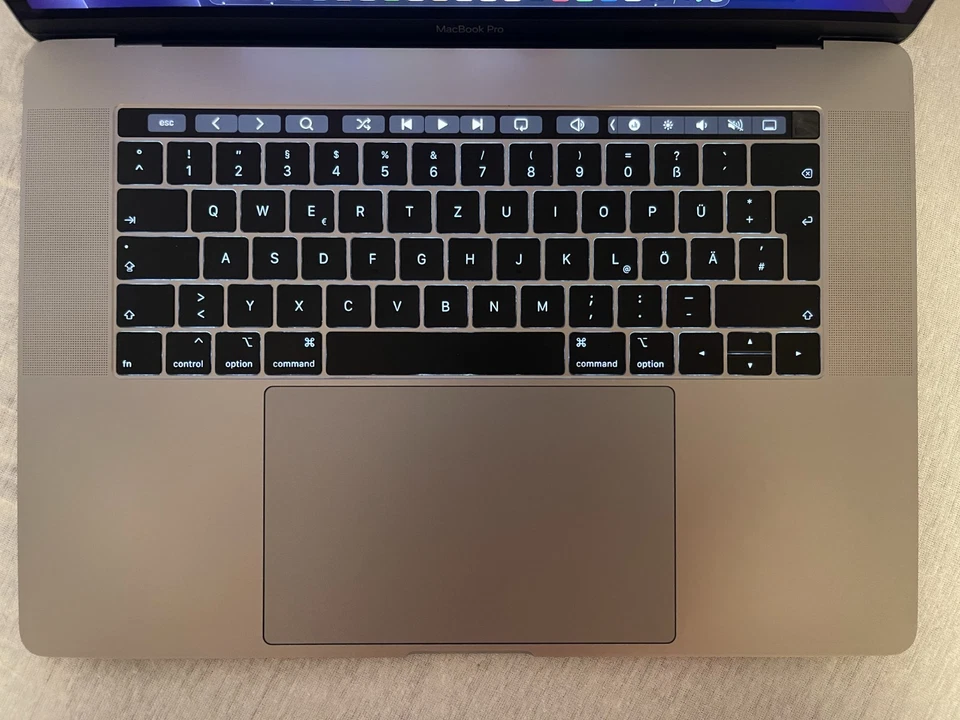 Apple MacBook Pro 15" 2018 · i7 · 16GB · 256GB, Foto 2 von 5