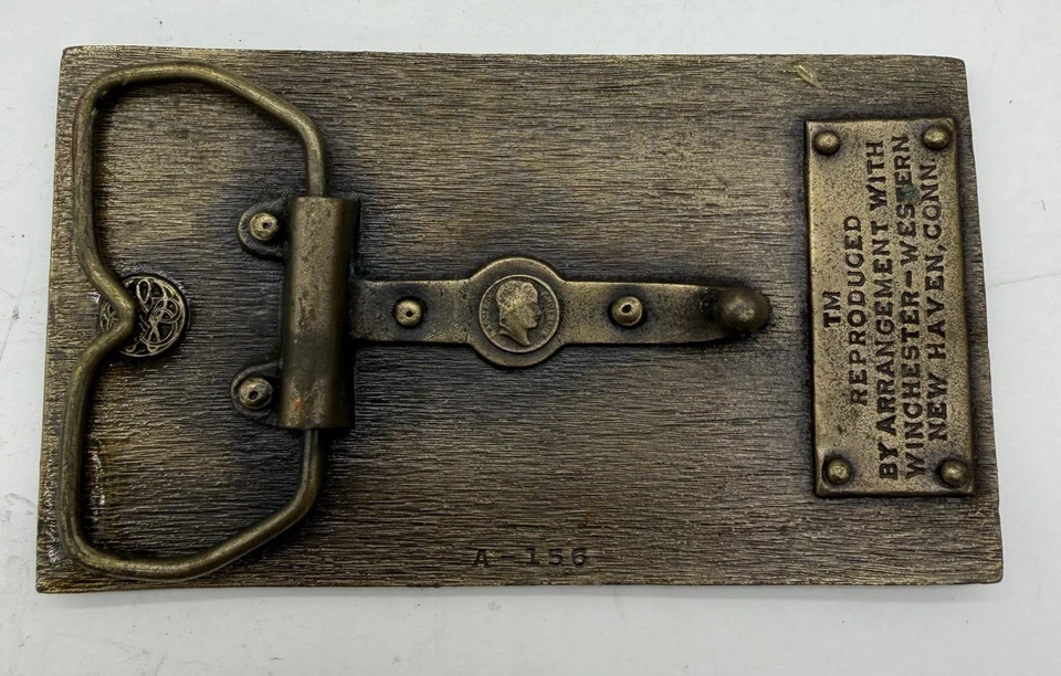 Rifle de colección con hebilla de cinturón Winchester brazos repetitivos New Haven Conn esmalte de latón Foto 4 de 4