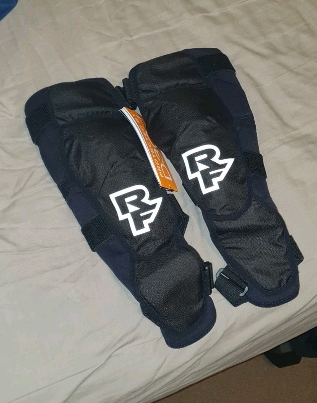Race Face Ambush MTB Leg Guards, Size Extra Large XL, Black