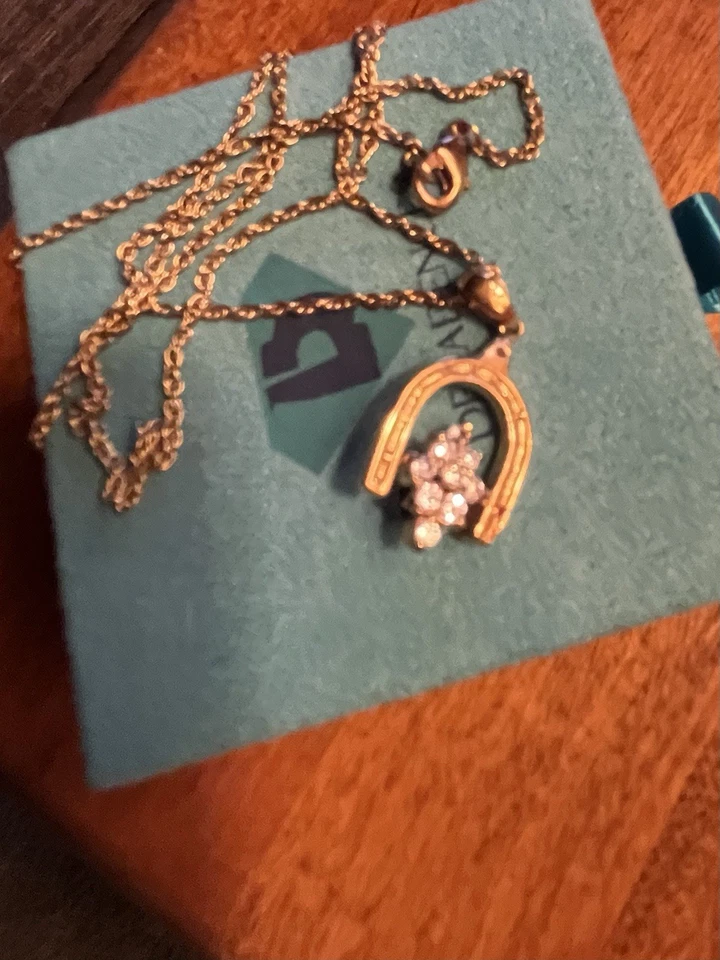 Collar de oro de 14kt reversible de rubí y diamantes creados en laboratorio de herradura Foto 3 de 4