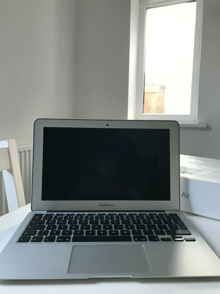 Apple MacBook Air 11"  2013 Laptop Used - BOXED VERY GOOD CONDITION  - Image 3 of 4