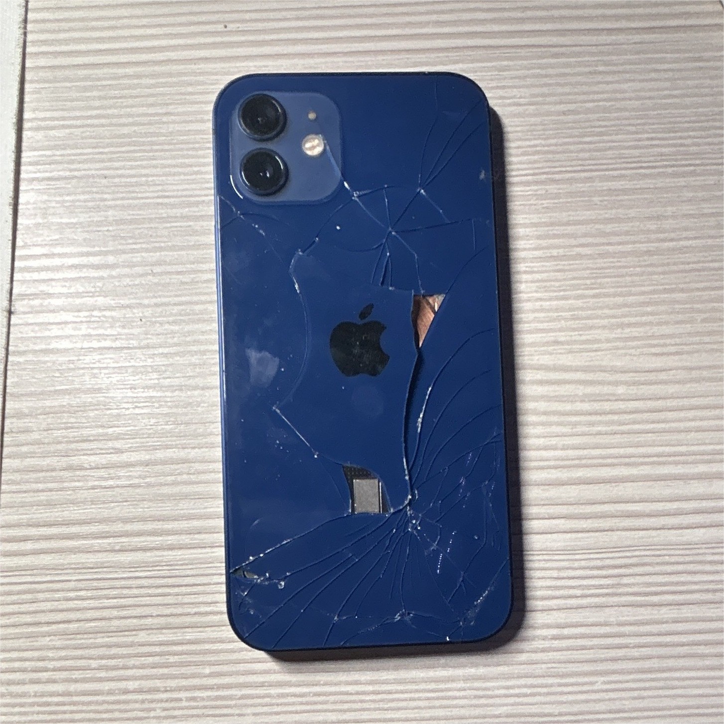 Apple iPhone 12 Blu smartphone con schermo e retro crepati - batteria scoppiata