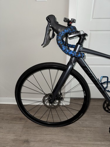 GIANT CONTEND AR 4 ROAD BIKE - Picture 2 of 14