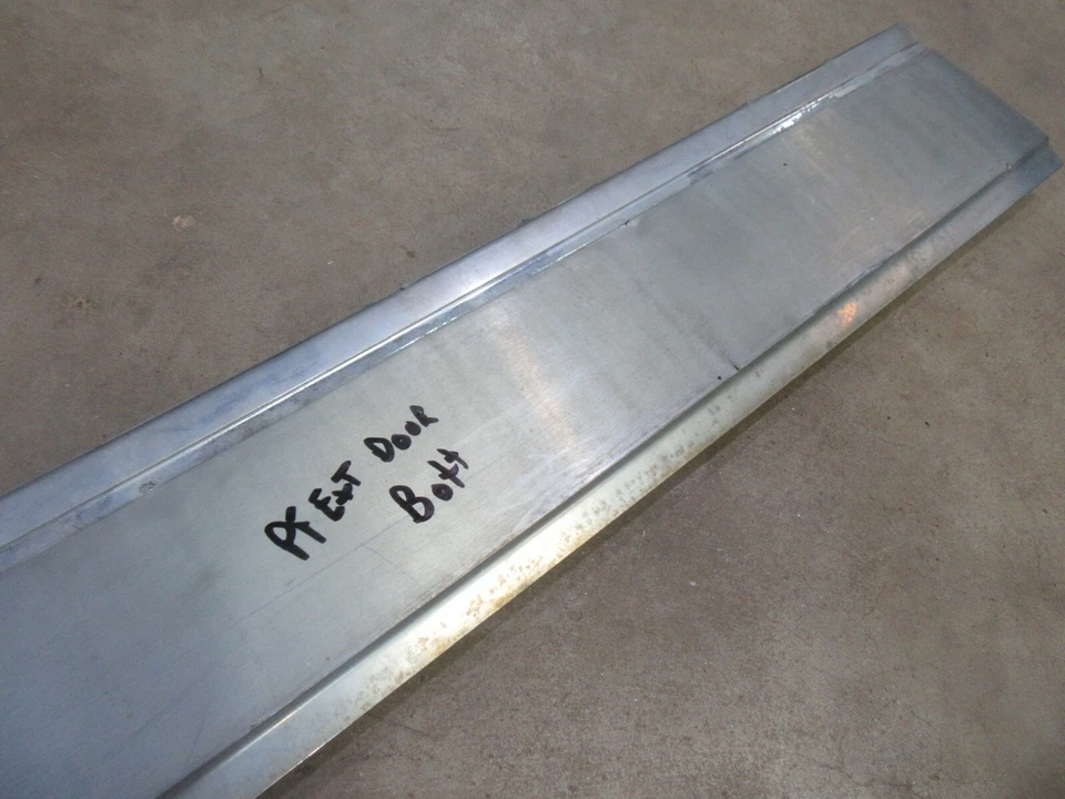 Oldsmobile Delta 88 1967 exterior panel basculante inferior moldura cromo PF Foto 3 de 4