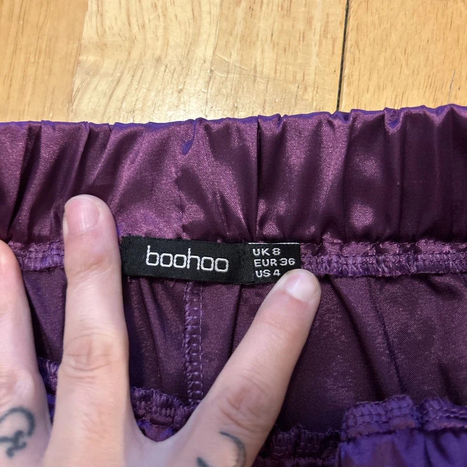 Pantalón Boohoo Satinado Púrpura Plumas en la Parte Inferior Talla 4 Foto 4 de 4
