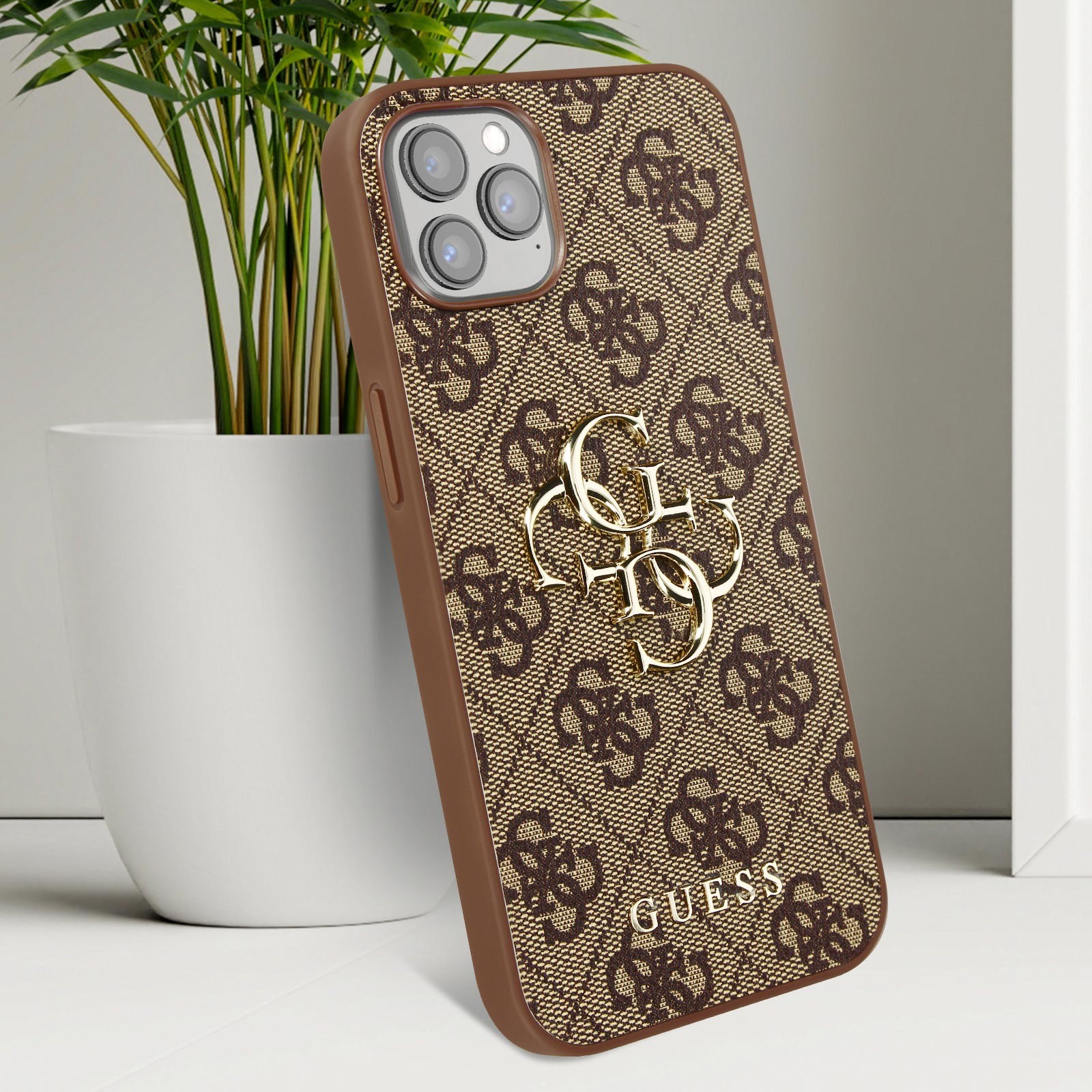 Coque iPhone 13 Pro Guess marron idéale pour vos sorties chic - 3