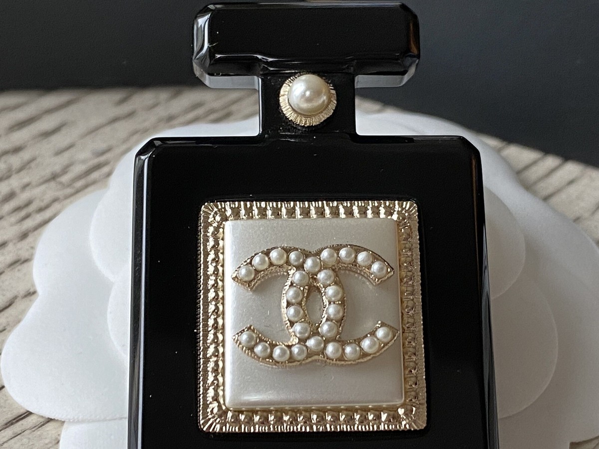 NIB 100%AUTHENTIC CHANEL 18B Faux Pearl CC Logo Resin Perfume