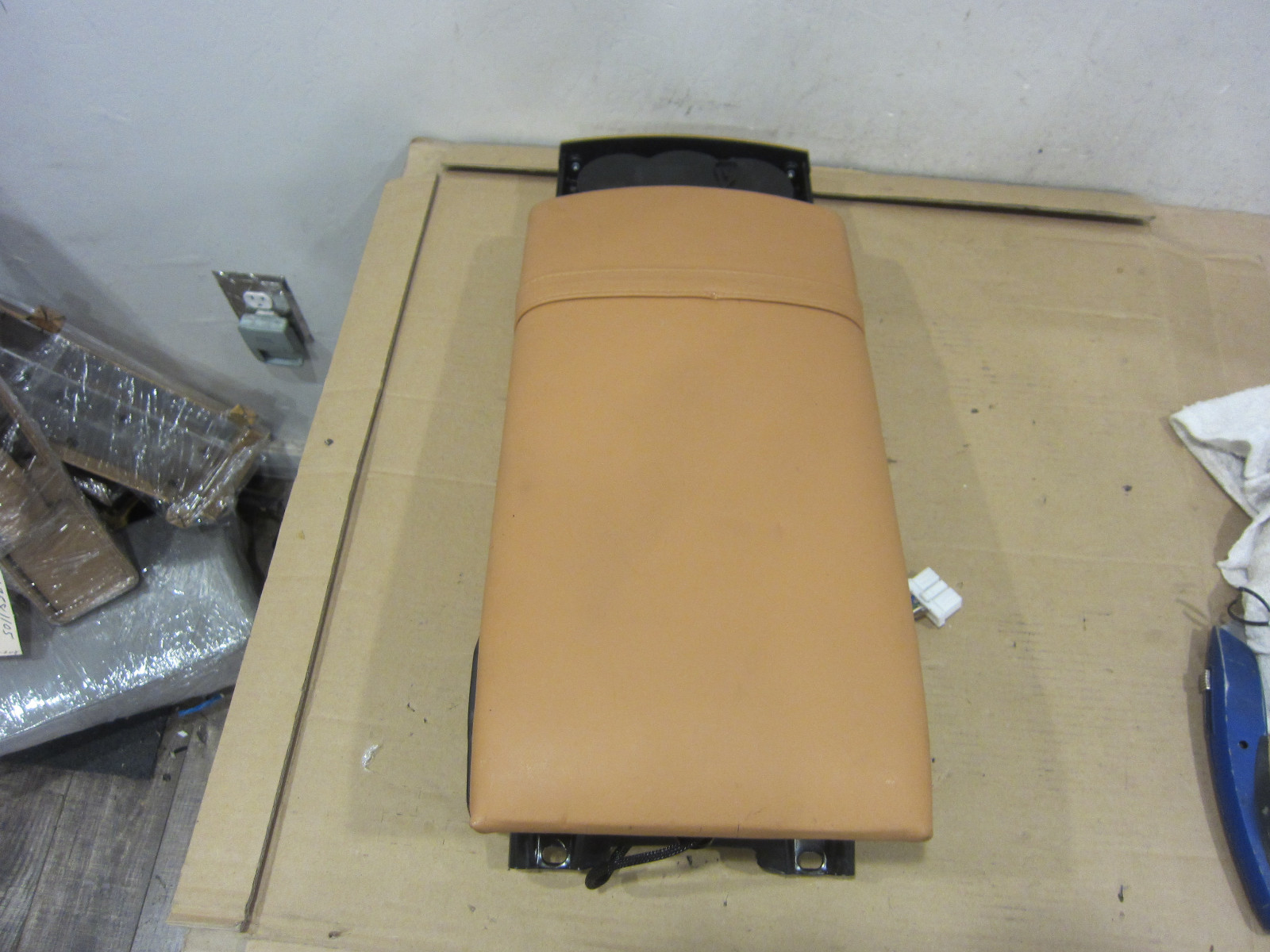 Maserati Quattroporte-  Rear Seat Center Console / Arm Rest - P/N 981422100