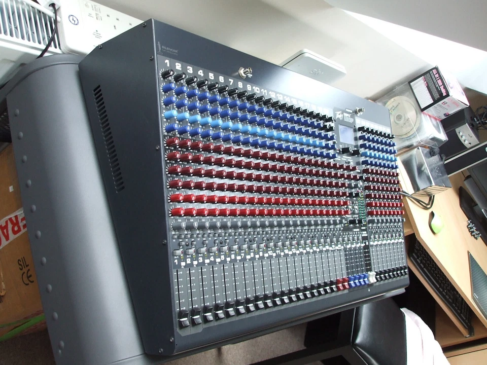 Peavey 32FX Studio 32 Channel mixer-Excellent Condition-Dual-FX - Image 3 of 4