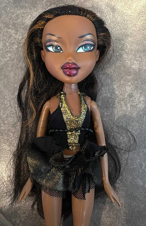 2005 MGA BRATZ Step Out Sasha Muñeca Zapatos Negro Dorado Halter Falda LEER Foto 2 de 4