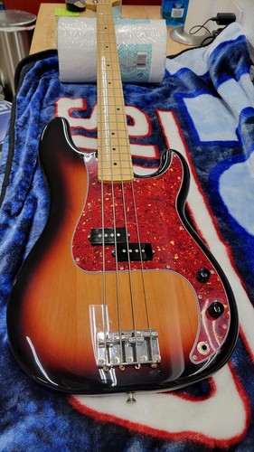 Fender X4905 Player Precision Bass Guitar - 3-Color Sunburst for