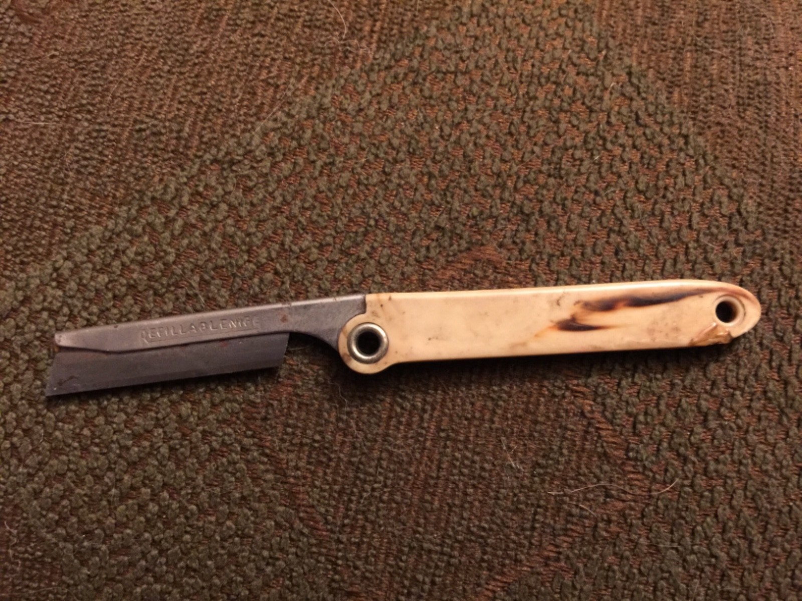 VINTAGE SMALL RAZOR KNIFE FROM GLTS.CO. CHICAGO IL. ALSO SAYS