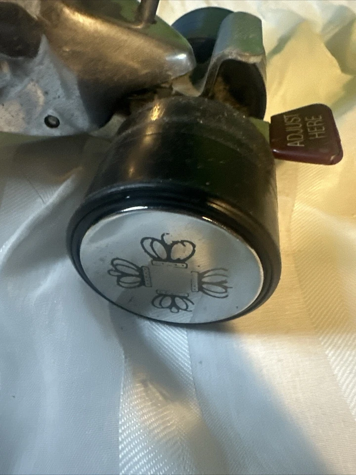 Royal Classic Edition upright vacuum - Metal - Commercial Quality - Model 9700 - Image 4 of 4