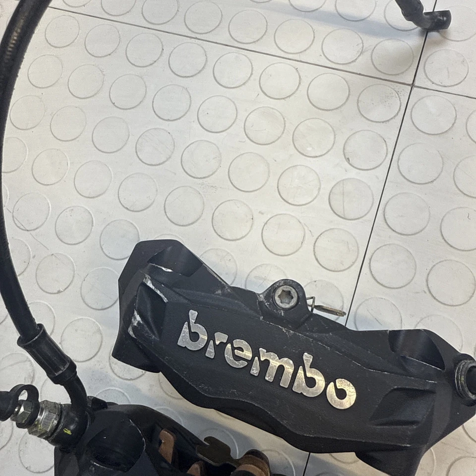 20 21 22 23 DUCATI PANIGALE 899 959 V2 PINZAS DE FRENO DELANTERAS BREMBO OEM NEGRAS Foto 4 de 4