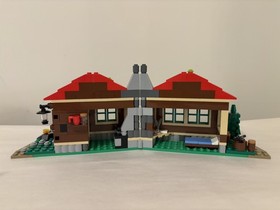 RETIRED LEGO CREATOR Lakeside Lodge 31048- 100% COMPLETE 3-in-1 Manuals, Minifig