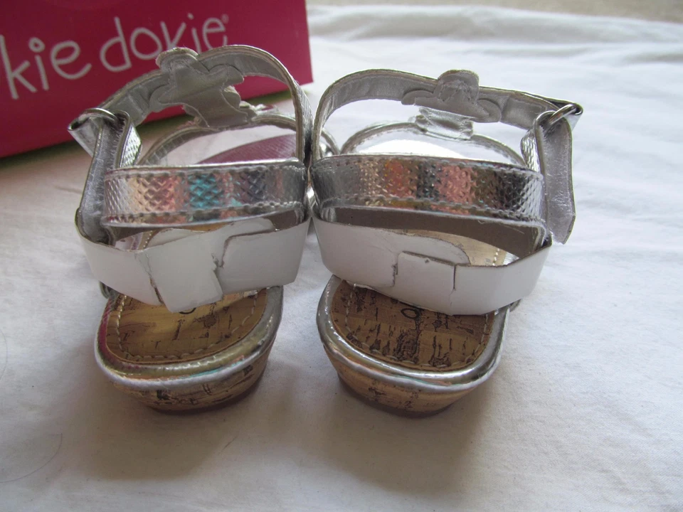 NUEVO CON ETIQUETAS Niñas NOOKIE DOKIE SANDALIAS PLATEADAS Y ESTRÁS con Arco, Talla 5 M, Macy Foto 4 de 4