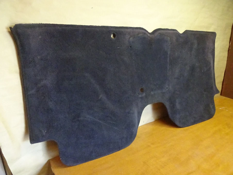 Maserati 4200 Spyder - Panel de alfombra trasera vertical P/N 67403700 Foto 3 de 4