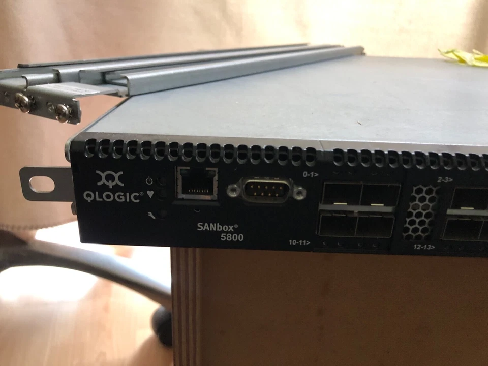 QLogic SANbox 5800 Fibre Channel Switch with Rackschienen 6xSFP 8 ports activ