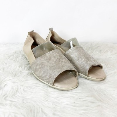 The Flexx 9.5 Womens Beige Metallic Leather Peep Toe Comfort Flats