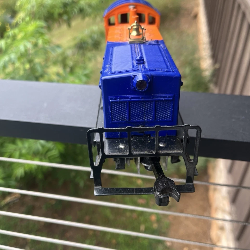 LIONEL TRAINS No. 611 Jersey Central Diesel Switcher - Blue/Orange - Image 2 of 4