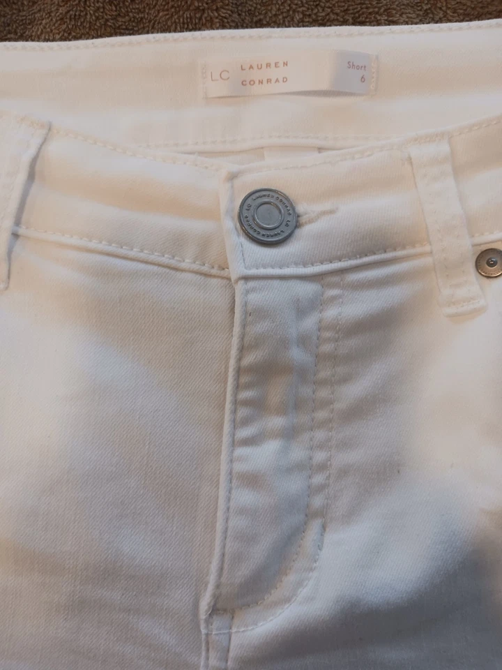 Pantalones cortos elásticos con puños de mezclilla blancos para mujer LC Lauren Conrad talla 6 Foto 4 de 4