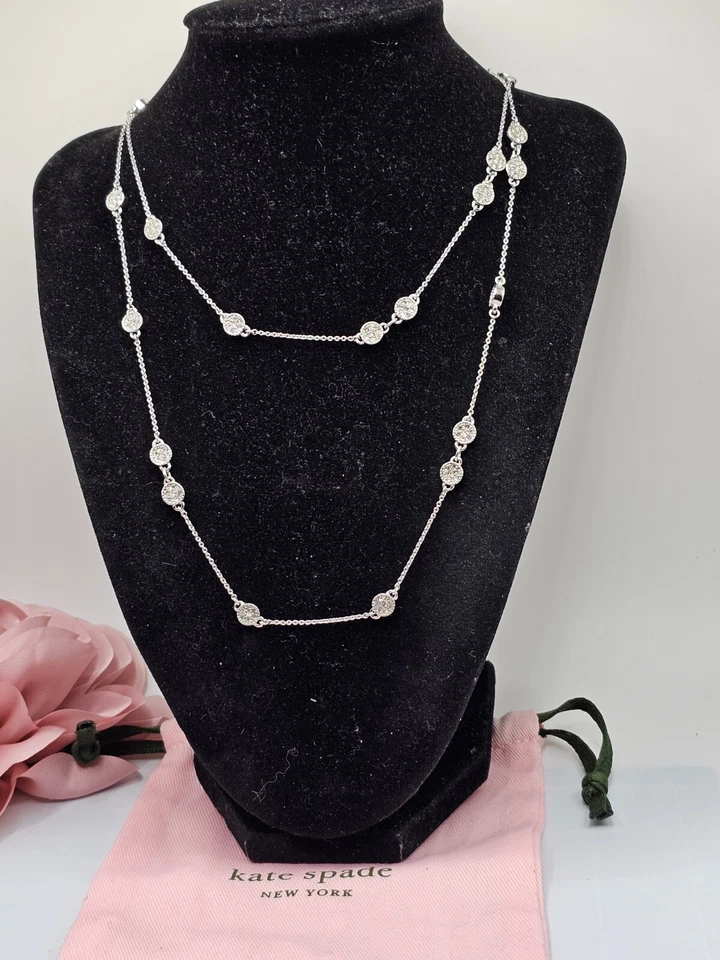 Collar Estación Kate Spade Estrás Tono Plateado Gatsby con Bolso Firmado 36" Foto 3 de 4