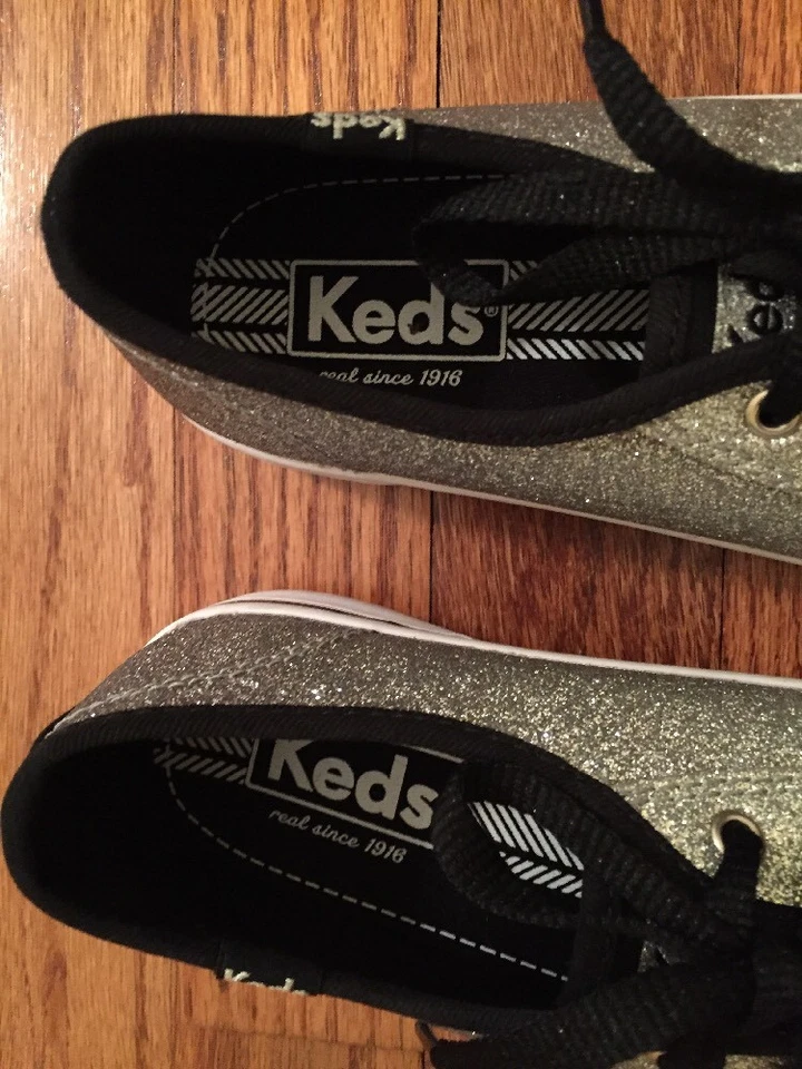 Zapatillas Tenis Keds Plateadas y Negras Niñas Talla 3 M Usado en Excelente Condición Foto 2 de 4