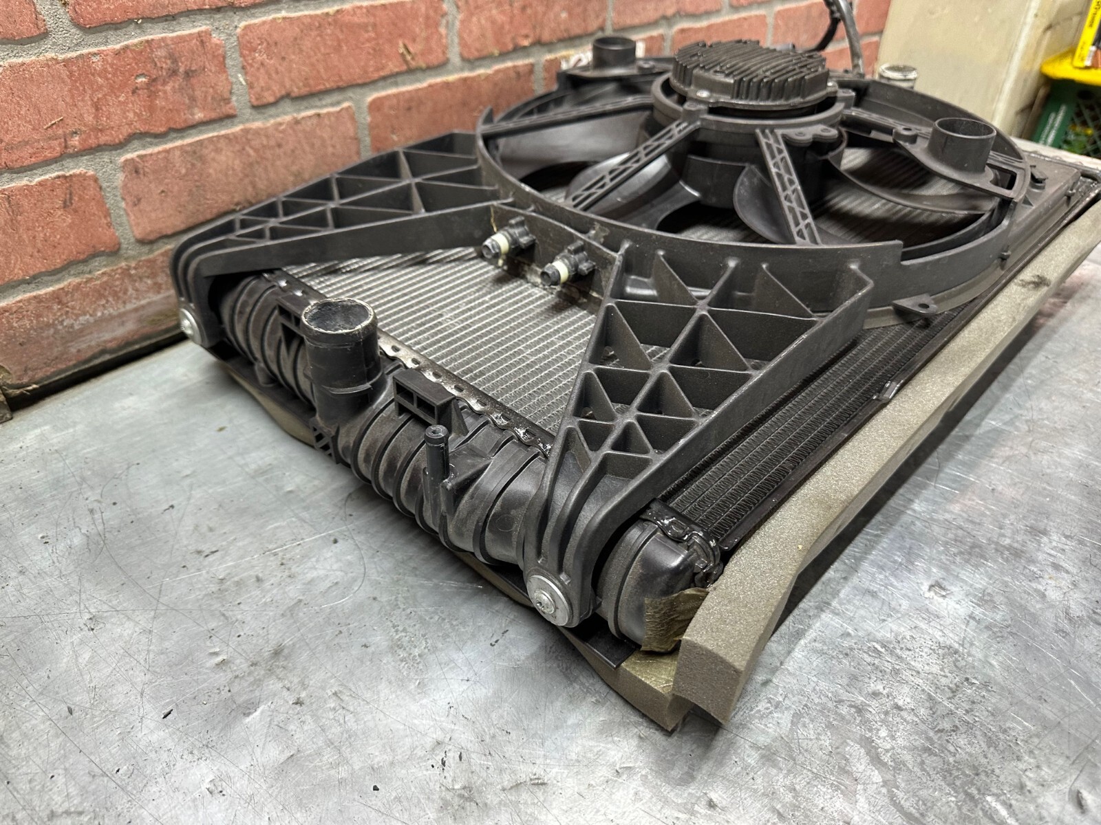 McLaren 650S 2015 Rear Right Engine Motor Radiator Fan Shroud Assembly 15 -17
