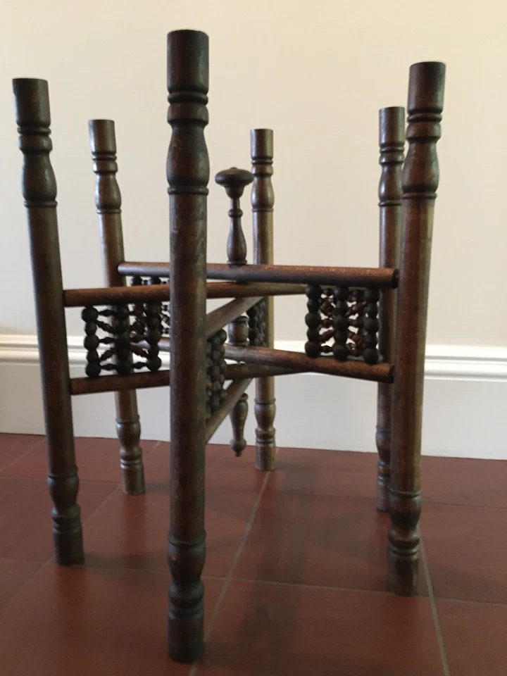 Mesa bandeja cobre vintage de Oriente Medio sobre soporte plegable de madera Foto 2 de 4