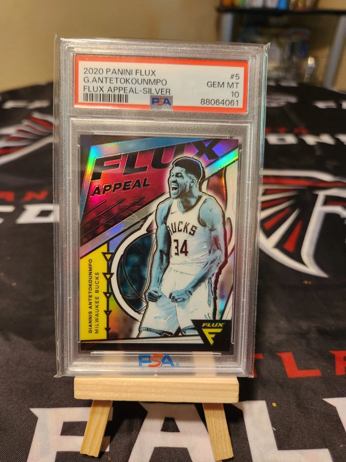 Giannis Antetokounmpo trading card