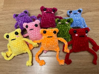 Handgehäkelter langbeiniger Frosch süß und frech