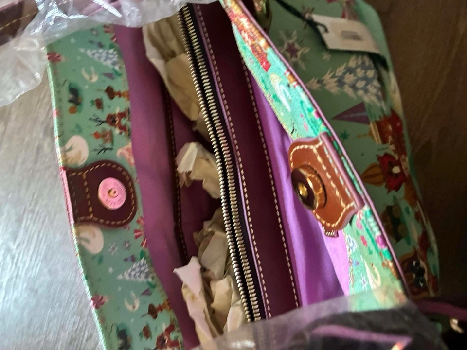 Bolso grande de Navidad Dooney & Bourke Disney El Cascanueces y los Cuatro Reinos Foto 3 de 4