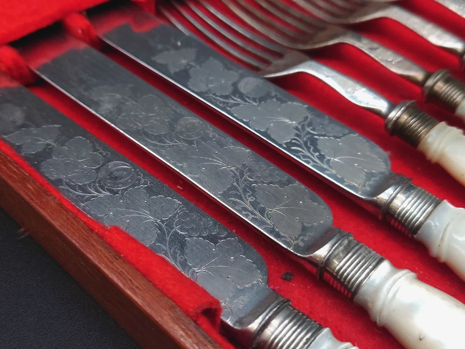 Antikes Besteck-Set, mit Perlmuttgriff, 12-teilig - Bild 3 von 4