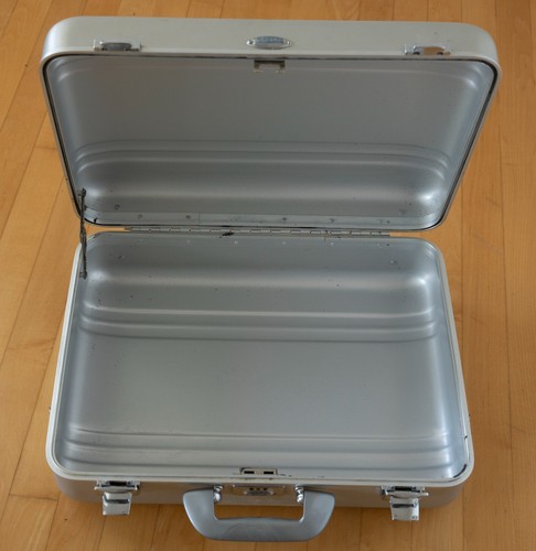 Zero Halliburton Aluminum Camera Case Model 121-102 18x13x6 Inches - Picture 3 of 4