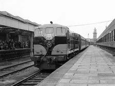 PHOTO  1978 TRAIN AT ROSSLARE HARBOUR 1978 CIE 181 CLASS DIESEL LOCOMOTIVE NO. 1