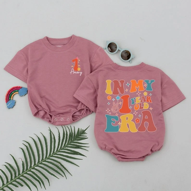 Mameluco manga corta In My One Year Old Era, traje de bebé primer cumpleaños, primer nacimiento Foto 2 de 4