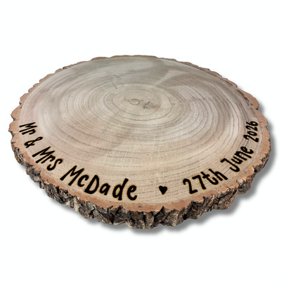 Personalisierter Hochzeitstortenständer aus Holz - gravierte Mr & Mrs Holzscheibe