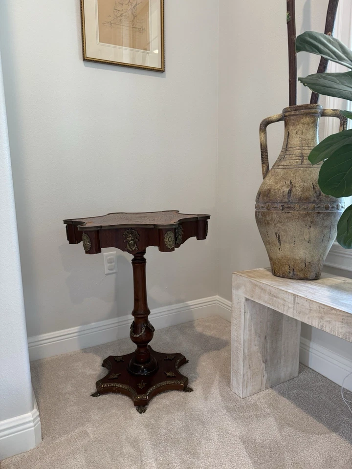 Mesa auxiliar francesa de marquetería Luis XVI diseño de ráfaga de sol con patas de garra de latón Foto 4 de 4